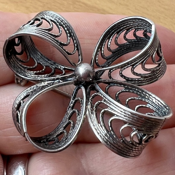 VINTAGE BEAUCRAFT COMPANY STERLING SILVER LARGE BOW BROOCH PIN LACE DESIGN